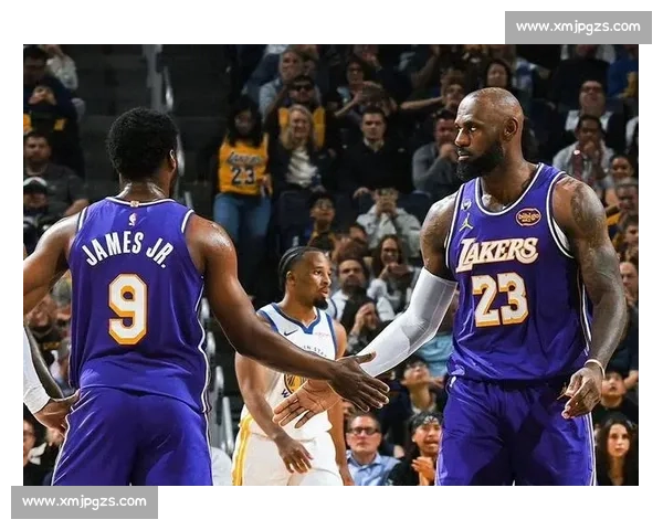 湖人对决勇士经典碰撞赛场瞬间点燃篮球球迷热血记忆巅峰时代篇章